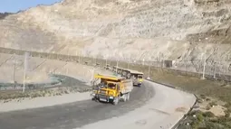 شاحنة التفريغ القلابة أثناء عملها في منجم Molybdenum