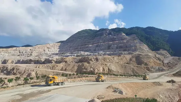 شاحنات قلابة كهربائية في أعمال نقل الركام من محجر Taisheng
